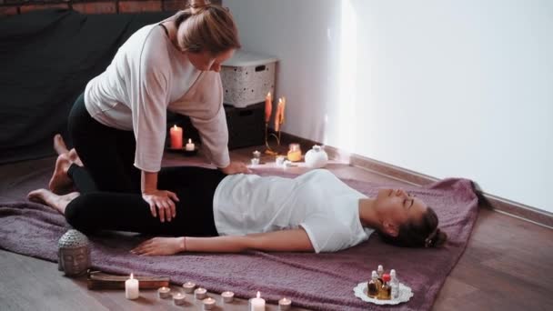 Entspannen und genießen Sie im Wellness-Salon, bekommen Thai-Massage von professionellen Masseur. — Stockvideo