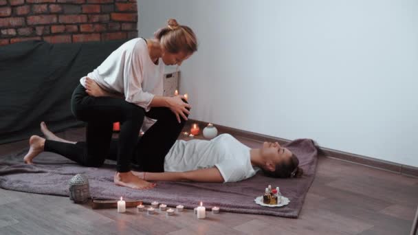 Relax and enjoy in spa salon, getting Thai massage by professional masseur. — Stock Video