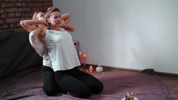 Entspannen und genießen Sie im Wellness-Salon, bekommen Thai-Massage von professionellen Masseur. — Stockvideo