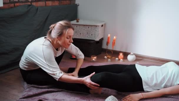 Ontspan en geniet in spa salon, het krijgen van Thaise massage door professionele masseur. — Stockvideo