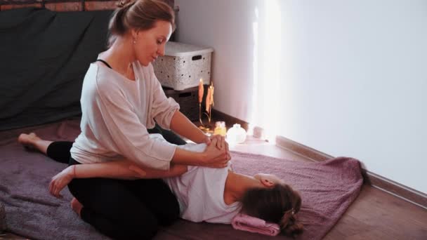 Розслабся і насолоджуйся спа-салоном, роблячи тайський масаж професійним масажистом.. — стокове відео