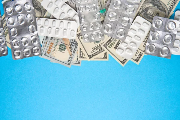 Таблетки Порожні Пухирі Наркотиків Індивідуальний Шприц Гроші Лежать Синьому Фоні — стокове фото