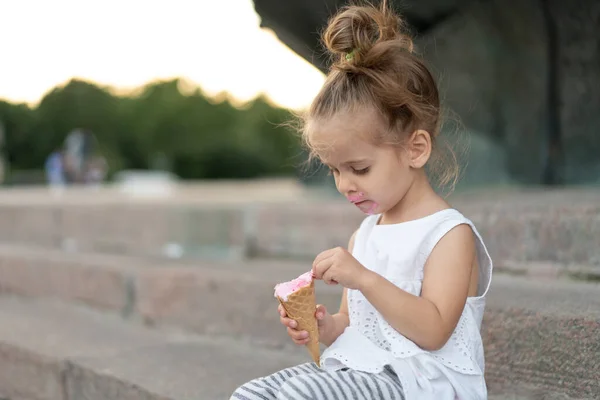 Petite Fille Caucasienne Ans Mange Crème Glacée Gros Plan Portrait — Photo