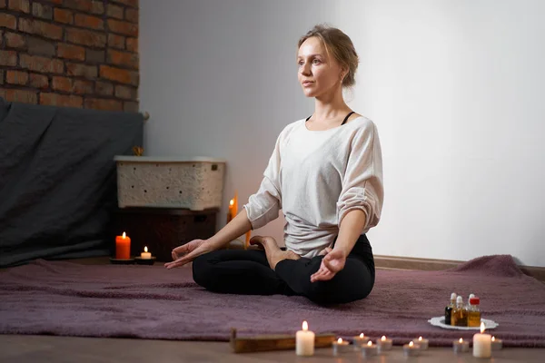 Schöne Junge Kaukasische Mädchen Sitzt Raum Lotus Position Meditiert Yoga — Stockfoto