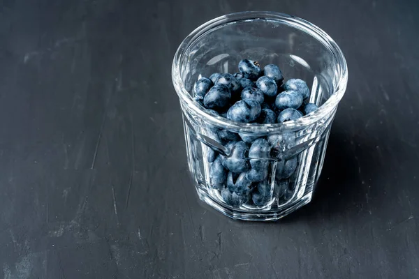 Beautiful Tasty Raw Blueberry Transparent Glass Cup Dark Black Concrete — Stock Photo, Image