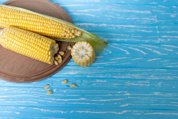 Corn Cob Green Leaves Lies Cutting Board Blue Color Background — Stock Photo, Image