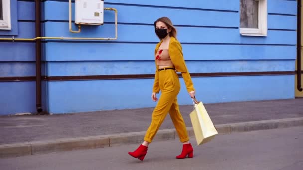 Una joven europea caucásica Shopaholic sentada en la calle con compras en paquetes . — Vídeos de Stock