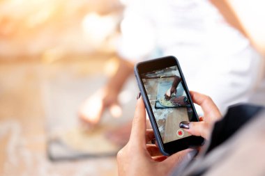 Bir kadın cep telefonuyla Khachapuri hazırlık işlemini vuruyor. Yakın çekim fotoğrafı. Mesaj için yer var. Aşçılık blogcusu