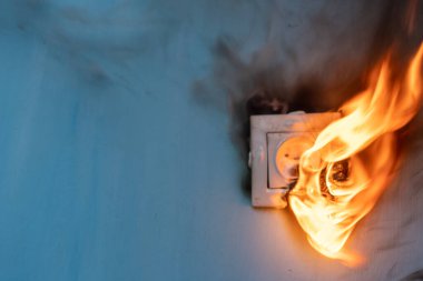 Daire yangınına elektrik prizi arızaları neden olur. Aşırı yüklenmeden dolayı yanmış ve hasar görmüş elektrik prizi yuvası. 