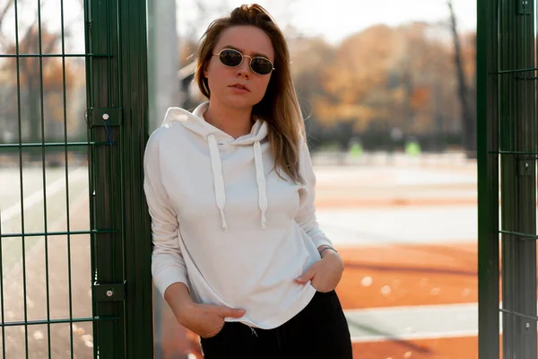 Livre Perto Retrato Jovem Mulher Bonita Com Cabelos Longos Óculos — Fotografia de Stock