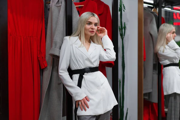 Una Mujer Caucásica Una Boutique Moda Elegir Vestido Estilista Profesional — Foto de Stock