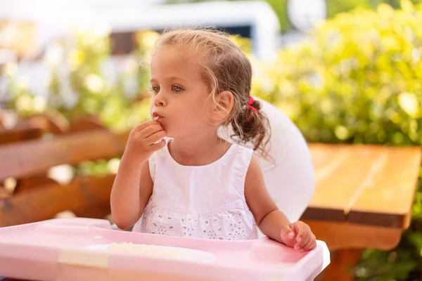 Schattig Klein Blank Meisje Dat Spaghetti Eet Aan Tafel Zittend — Stockfoto