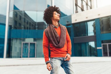 Şık karışık ırk adam, herhangi bir amaç için büyük tasarım. Genç öğrenci adam. Gençlik yaşam tarzı. Yaz şehir stereet yürüyüş ve eğlenin