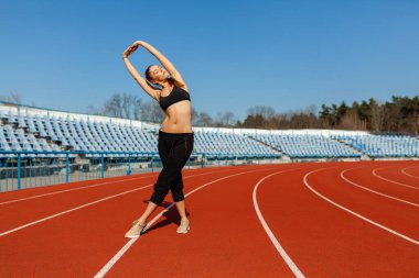 Genç fitness kadın runner yolda çalıştırmadan önce ısınmak. Sabah egzersizleri, Stretching yaz. Sağlıklı yaşam tarzı