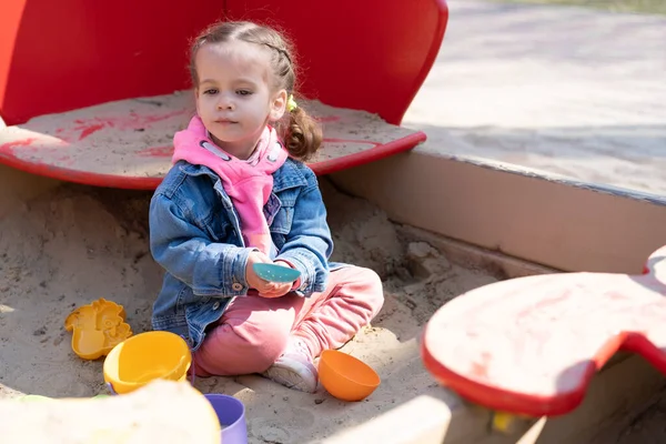 Nettes Kleines Kaukasisches Mädchen Auf Dem Spielplatz Glückliches Kind Das — Stockfoto