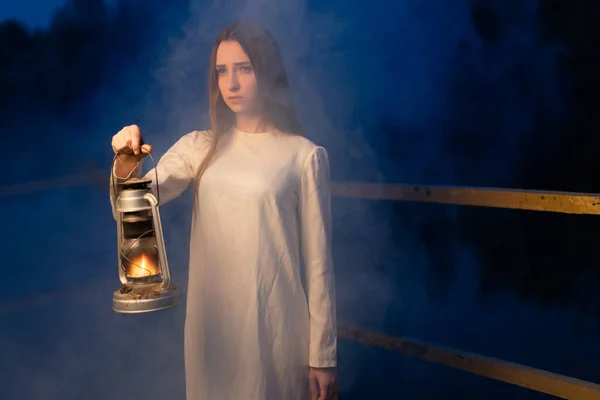 謎の神秘的な少女暗い夜の森の中で灯油ランプを手にハロウィンのコンセプト — ストック写真