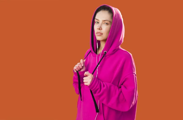 Vacker Kaukasiska Sportig Kvinna Till Trendig Röd Hoodie Colorbackground Studio — Stockfoto