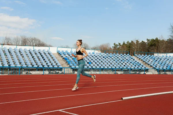 Mujer Joven Corriendo Durante Mañana Soleada Pista Concepto Estilo Vida — Foto de Stock