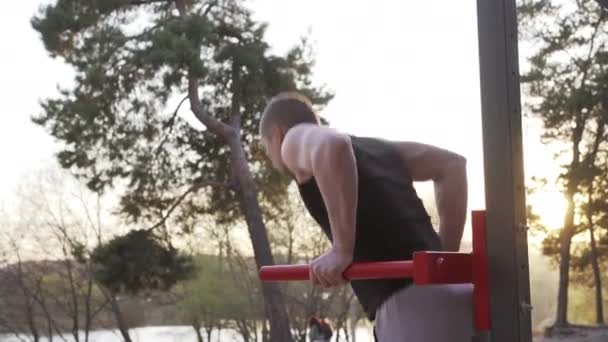 Guapo caucásico hombres empujar hasta al aire libre entrenamiento cruz entrenamiento mañana bombeo tríceps brazo ejercicio deportes terreno — Vídeos de Stock