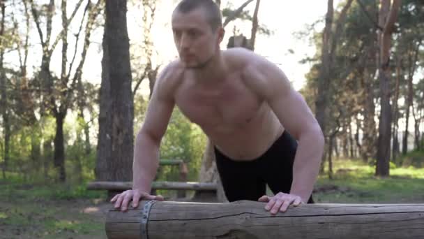 Beaux hommes caucasiens pousser vers le haut entraînement en plein air cross training matin Pompage triceps bras exercice terrain de sport — Video