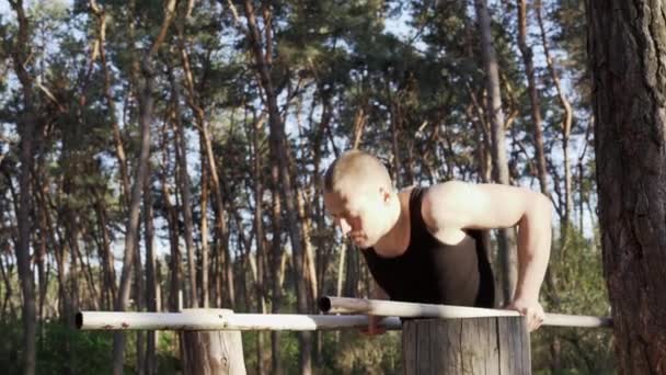 Guapo caucásico hombres empujar hasta al aire libre entrenamiento cruz entrenamiento mañana bombeo tríceps brazo ejercicio deportes terreno — Vídeos de Stock