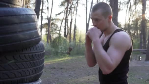 Muž bojovník trénink box venkovní fitness cvičení — Stock video