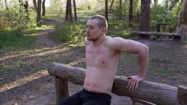 Guapo caucásico hombres empujar hasta al aire libre entrenamiento cruz entrenamiento mañana bombeo tríceps brazo ejercicio deportes terreno — Vídeos de Stock