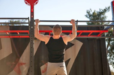 Tanımlanamayan Kafkasyalı erkekler, sabah antrenmanlarına çıkıyorlar. Spor sahası ormanı için kollarını esnetiyorlar. Sağlıklı yaşam tarzı.