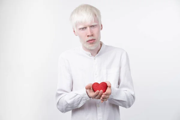 Portrait Homme Albinos Studio Vêtu Shirt Isolé Sur Fond Blanc — Photo