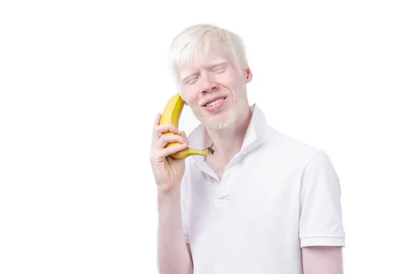 Szczęśliwy Albinos Człowiek Biały Skóra Włosy Studio Ubrany Shirt Izolowane — Zdjęcie stockowe