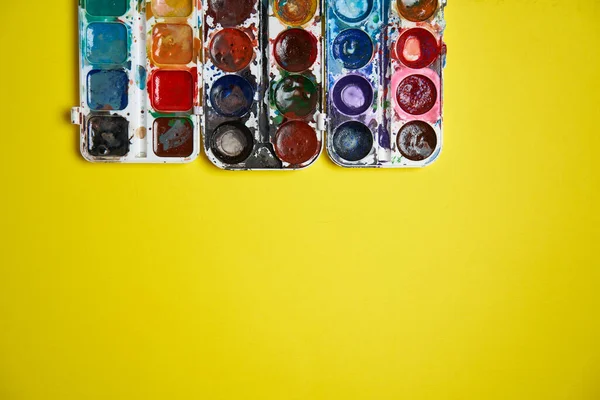 Set Von Aquarellfarben Auf Gelbem Hintergrund Pinsel Zeichnen Kreativer Hintergrund — Stockfoto