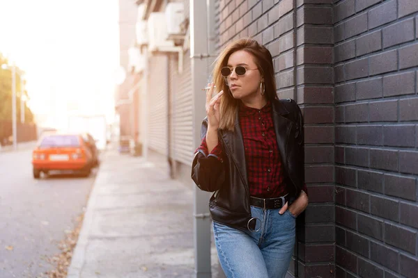 Bela Jovem Elegantemente Vestida Caucasiana Menina Fuma Cigarro Rua Fumar — Fotografia de Stock