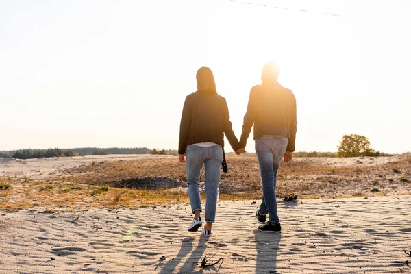 Jovem Casal Europeu Vestido Jaqueta Couro Jeans Azuis Andando Deserto — Fotografia de Stock