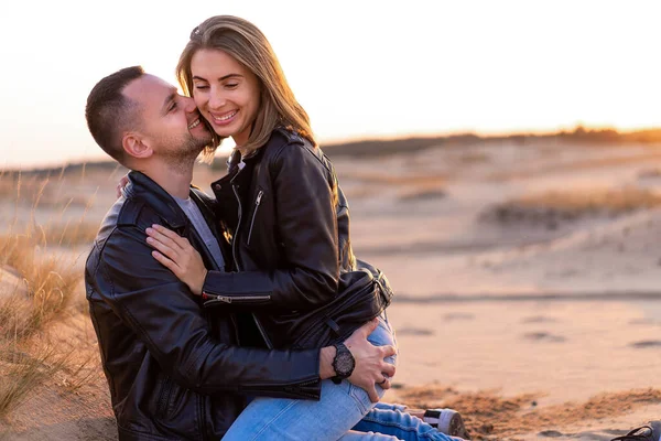 Bonito Jovem Casal Caucasiano Vestido Jaqueta Couro Preto Jeans Azul — Fotografia de Stock