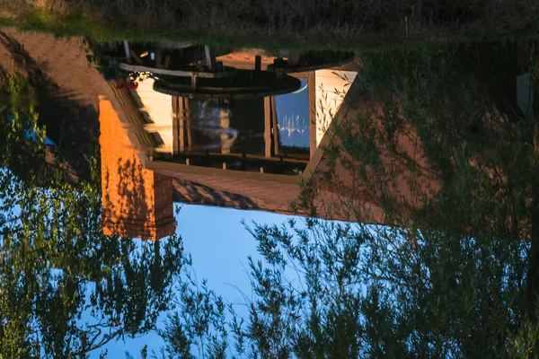 Imagem Abstrata Reflexão Água Reflexão Céu Azul Telhado Chaminé Casa — Fotografia de Stock