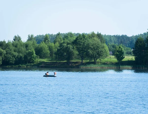 Stor Bred Och Mitten Båt Med Två Sportfiskare Andra Sidan — Stockfoto