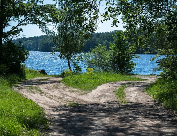 Landsväg Med Vändpunkt För Fiskare Turister Semesterfirare Bred Flod Med — Stockfoto