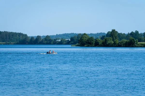 Sungai Besar Lebar Dan Tengah Adalah Perahu Dengan Dua Pemancing — Stok Foto