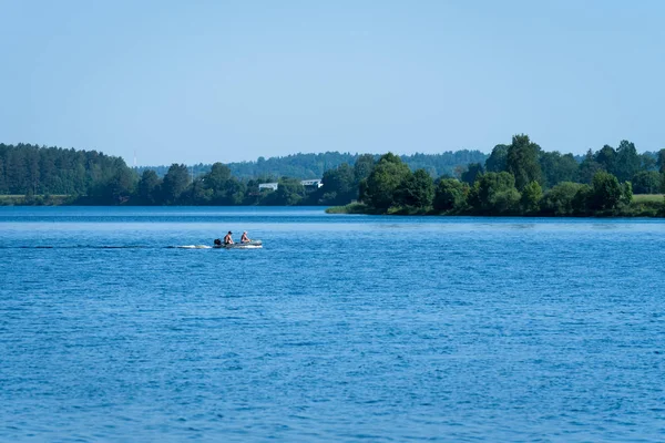 Río Grande Ancho Medio Hay Barco Con Dos Pescadores Otro — Foto de Stock