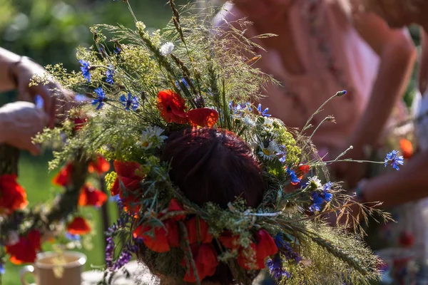 Θερινό Στεφάνι Από Λουλούδια Χόρτα Και Δημητριακά Διαδικασία Ύφανσης Κορώνας — Φωτογραφία Αρχείου