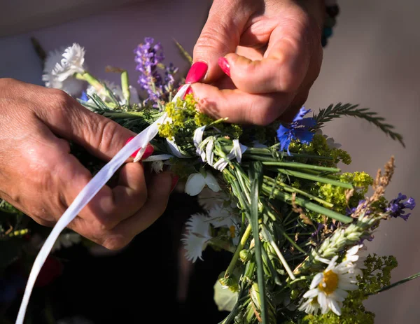 Dwie Kobiece Ręce Tkają Wieniec Tradycja Przesilenia Letniego Wieniec Kwiatów — Zdjęcie stockowe