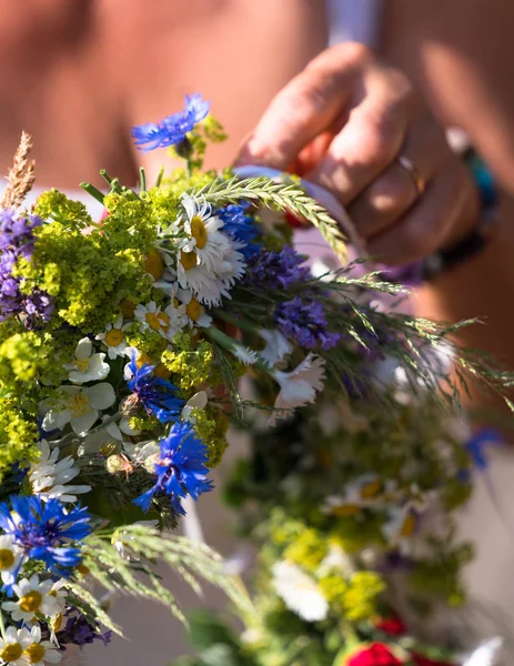 Duas Mãos Mulheres Tecem Grinalda Tradição Solstício Verão Grinalda Flores — Fotografia de Stock