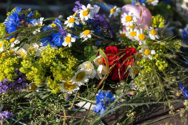 Mezei Virágok Fűfélék Koszorúszövéshez Nyári Napforduló Egy Hagyomány Lányoknak Hogy — Stock Fotó