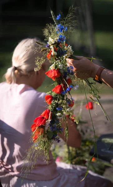 Dwie Kobiece Ręce Tkają Wieniec Tradycja Przesilenia Letniego Wieniec Kwiatów — Zdjęcie stockowe