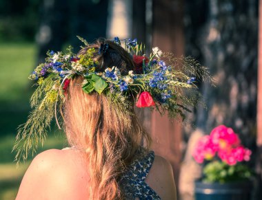 Başında yaz gündönümü çelengi, el yapımı, odak noktasında bireysel parçalar, yaz günü