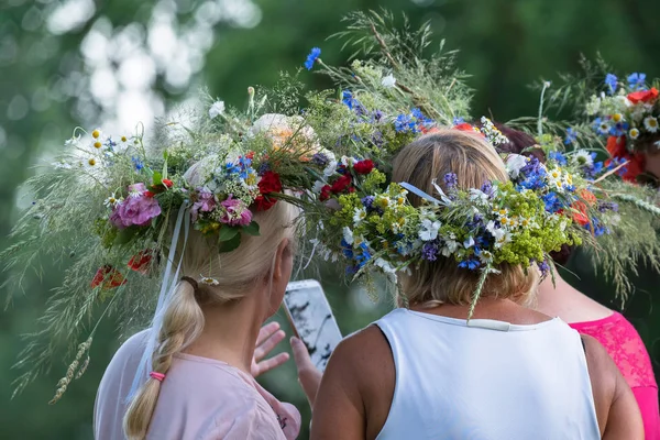 Θέα Των Κοριτσιών Από Πίσω Καλοκαίρι Στεφάνια Solstice Για Λουλούδια — Φωτογραφία Αρχείου
