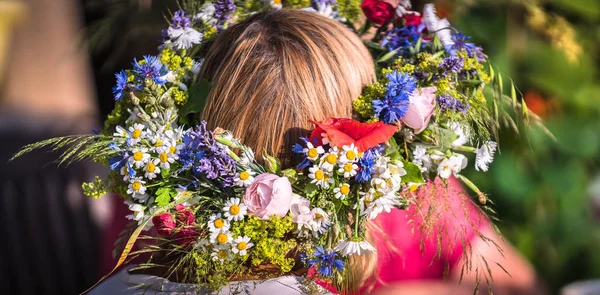 Sommersonnwendkranz Auf Dem Kopf Handgefertigt Einzelteile Fokus Sommertag — Stockfoto