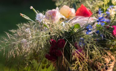 Başında yaz gündönümü çelengi, el yapımı, odak noktasında bireysel parçalar, yaz günü