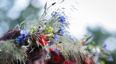 Başında yaz gündönümü çelengi, el yapımı, odak noktasında bireysel parçalar, yaz günü