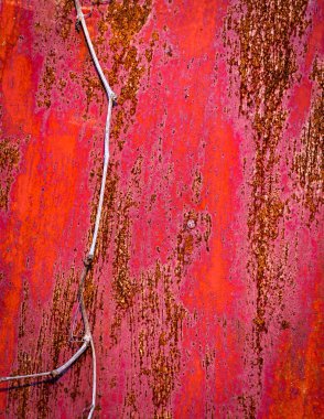 Soyut kırmızı ve kahverengi arka plan, boyanmış ve aşınmış metal kapılar.